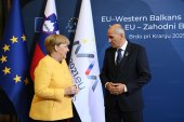 2021年10月6日，斯洛文尼亚总理亚内兹·扬沙(右) 欢迎德国总理默克尔(左)出席欧盟-西巴尔干峰会 (盖帝图像)