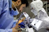 卫生官员已经意识到远程医疗和使用机器人等技术来减少病毒传播的价值（路透社）