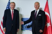 2021年10月31日，美国总统拜登与土耳其总统埃尔多安在罗马召开的二十国集团峰会期间举行双边会议时的合影 (路透社)
