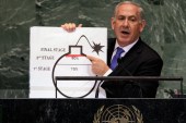 2012 年 9 月 27 日，以色列总理本雅明·内塔尼亚胡在纽约联合国大会上发表讲话时，使用类似卡通的炸弹图来戏剧化他关于伊朗接近生产核武器的说法（美联社）