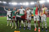2021年12月15日，在卡塔尔首都多哈阿图玛玛体育场，阿尔及利亚球员赢得对战卡塔尔的2021年国际足联阿拉伯杯半决赛后，挥舞着巴勒斯坦国旗 (法新社)