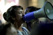 2017年2月24日，来自女权主义公民组织的妇女们在乌拉圭蒙得维的亚的一条主要街道上游行，以抗议该国当年发生的第8起杀害女性的罪行，并抗议针对妇女的暴力行为 (欧洲通讯社)