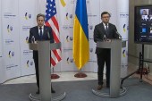 美国国务卿安东尼•布林肯（左）与乌克兰外交部长在新闻发布会上（半岛电视台）
