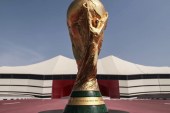 以巴伊特体育场为背景的世界杯奖杯，这里将举办卡塔尔世界杯开幕赛 (半岛电视台)