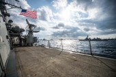 美国海军和日本海上自卫队舰艇在日本南部海域举行联合军事演习演习（路透社）