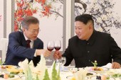 2018 年 9 月 20 日，在朝鲜两江道三池渊郡宾馆举行的午餐会上，韩国总统文在寅与朝鲜领导人金正恩敬酒（路透社）