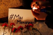 2021年12月28日，俄罗斯人权组织“memorial”的支持者们聚集在圣彼得堡的“索洛维茨基”(Solovetsky Stone)纪念碑前敬献鲜花。在此之前，俄罗斯最高法院裁定该组织因违反有关外国特工的法律而被关闭 (路透社)