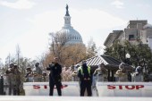 2021年4月2日，美国国民警卫队在华盛顿国会大厦宣布出现安全威胁后站在最高法院附近 (路透)