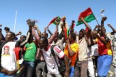 人们聚集在布基纳法索首都瓦加杜古，支持推翻总统罗赫•卡博雷、解散政府、暂停宪法的政变（路透社）