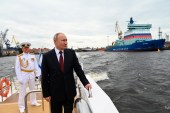 普京参加圣彼得堡庆祝海军节阅兵式后的活动（美联社）