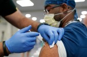 美国的一名医疗工作者正在接种辉瑞公司的新冠疫苗加强剂量 (美联社)