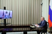 2021年12月7日，俄罗斯总统普京在俄罗斯索契的住所内进行的视频会议上，敦促美国总统乔·拜登作出不向乌克兰部署军队和武器的法律承诺 (美联社)