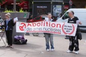 核裁军组织国际废除核武器运动联盟积极成员于 2019 年 6 月 19 日在法国巴黎的圣米歇尔广场参加反对核武器的守夜活动（盖蒂图像）