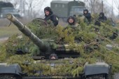乌克兰军队在卢甘斯克地区进行演习（路透社）