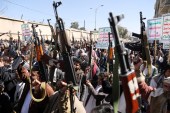 胡塞武装分子此前在萨那举行示威，反对美国将胡塞武装归类为“恐怖组织”的决定 (路透)