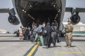2021年8月23日，一架美国空军飞机在哈米德卡尔扎伊国际机场执行撤离行动 (欧洲通讯社)
