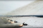 在俄罗斯奥伦堡附近举行的军事演习中，运载着导弹的俄罗斯军用车辆 (欧洲通讯社)