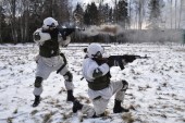 俄罗斯国防部26日发布的照片显示了该国在多条战线上发起的演习 (欧洲通讯社)