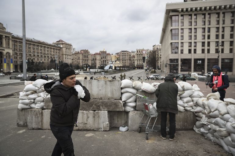 Defense preparations against Russian attacks continue in Kyiv