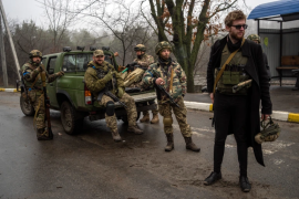 2022年4月，尤拉什与国土防御部队在基辅附近 (美联社)