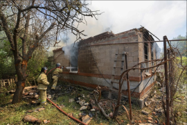 2022年6月28日，乌克兰顿涅茨克地区亚的辛努瓦塔，消防队员正在扑救一所在俄乌冲突中起火的房屋 (路透社)