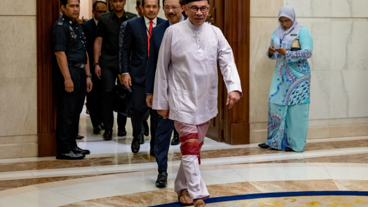 马来西亚总理安瓦尔·易卜拉欣开始工作并承诺领导包容性政府 – 半岛电视台