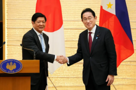 2023 年 2 月 9 日在东京举行的新闻发布会上，日本首相岸田文雄（右）与菲律宾总统小费迪南德·马科斯（左）握手（法新社）