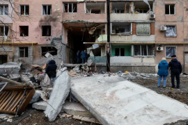 人们聚集在乌克兰顿涅茨克受损的多层公寓楼外（路透）