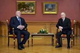 2022年12月27日，俄罗斯总统普京在位于俄罗斯圣彼得堡的俄罗斯国家博物馆举行的独联体国家领导人非正式峰会期间，与白俄罗斯总统亚历山大·卢卡申科举行会晤 (路透社)