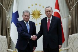 2023年3月17日，土耳其总统埃尔多安与芬兰总统尼尼斯托在土耳其安卡拉会晤时握手 (路透社)