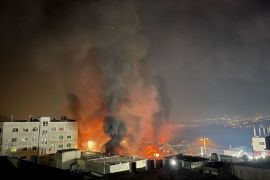 2023年2月27日，以色列定居者在约旦河西岸城镇胡瓦拉实施暴行后升起的火焰和浓烟 (阿纳多卢通讯社)