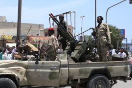 2023 年 4 月 16 日，苏丹民众在红海城市苏丹港迎接忠于军队首领阿卜杜勒·法塔赫·布尔汉的士兵（法新社）