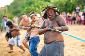在巴西佩鲁伊比的Tapirema社区举行的原住民运动会期间，运动员正在参加拔河比赛 (美联社)