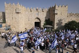 2022年5月29日，示威者在以色列“国旗游行”期间聚集在耶路撒冷老城区的大马士革门以纪念其“耶路撒冷日” (法国媒体)