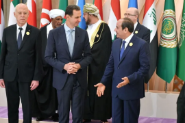 右起分别是：埃及总统塞西、叙利亚总统阿萨德和突尼斯总统赛义德在吉达峰会活动场边（路透）