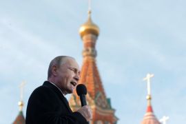 普京在莫斯科举行的一次纪念吞并乌克兰克里米亚半岛周年的集会上发表讲话 (美联社)