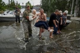 2023年6月7日，乌克兰赫尔松地区新卡霍夫卡大坝决口后，救援人员从洪水泛滥的地区疏散当地居民 (路透社)