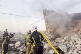在乌克兰切尔卡西地区，消防员在遭到俄罗斯导弹袭击后的受损建筑现场开展工作 (路透社)