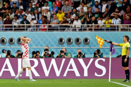克罗地亚前锋克拉马里奇对助理裁判在 2022 年卡塔尔世界杯小组赛中以越位为由取消了他对阵加拿大队的进球感到不满（路透）