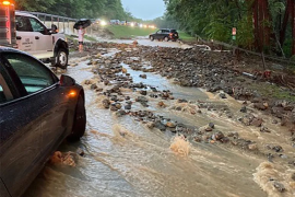 2023 年 7 月 9 日，纽约州奥兰治县，在熊山大桥附近的交通环岛外，Palisades 州际公路被冲刷和洪水淹没的部分附近，车辆处于停滞状态（美联社）