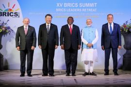 由左至右：巴西总统卢拉、中国国家主席习近平、南非总统拉马福萨、印度总理莫迪、俄罗斯外交部长拉夫罗夫于2023年8月22日在南非约翰内斯堡举行的金砖国家峰会上合影 (路透社)