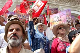 2023年7月25日，突尼斯人在突尼斯共和国日期间举行示威活动，反对该国总统凯斯·赛义德。他们高举标语，上面用阿拉伯语写着：“释放所有的政治犯” (美联社)