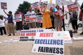 2023年6月29日，印度裔美国人在美国华盛顿特区的最高法院门外参与抗议，以寻求结束美国的平权行动 (美联社)
