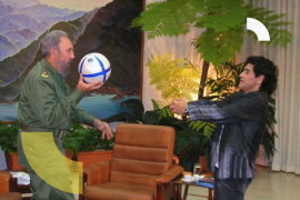 古巴总统菲德尔·卡斯特罗（左）与前阿根廷足球明星迭戈·阿曼多·马拉多纳一起踢足球（法国媒体）