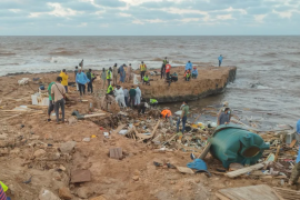 2023 年 9 月 15 日星期五，救援人员和亲属在利比亚德尔纳市海岸寻找洪水遇难者遗体（美联社）