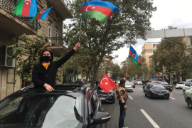 宣布卡拉巴赫停火后，阿塞拜疆举行庆祝游行，阿塞拜疆人认为这是战斗的胜利（阿纳多卢通讯社）