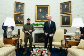 9 月 21 日，美国总统乔·拜登（右）在白宫椭圆形办公室欢迎乌克兰总统弗拉基米尔·泽连斯基（美联社）