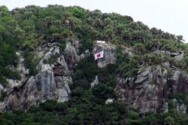 一面日本国旗悬挂在东海一座尖阁列岛上 (欧洲通讯社)