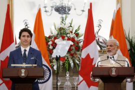 印度总理纳伦德拉·莫迪(右)在新德里宣读一份联合声明，而加拿大总理贾斯汀·特鲁多就站在他身旁 (路透社)