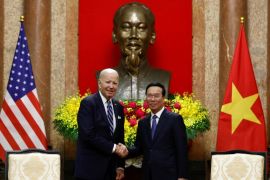 2023年9月11日，美国总统乔·拜登在越南河内总统府会见越南总统武文赏。他们身后是胡志明的巨大半身像，胡志明在1960年代和1970年代领导越南参加美国对越南的战争 (路透)